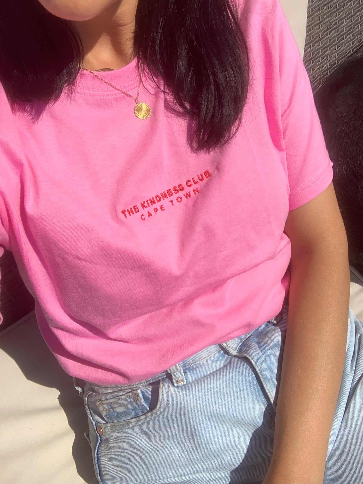 Unisex T-Shirt pink with red embroidery